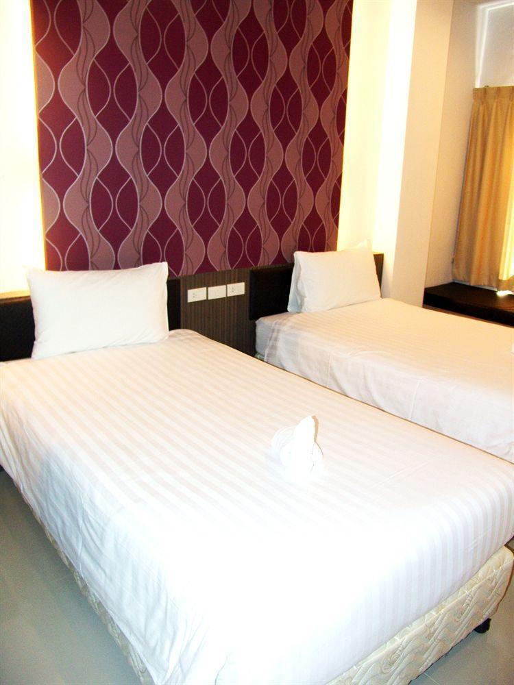 Chill Patong Hotel Esterno foto