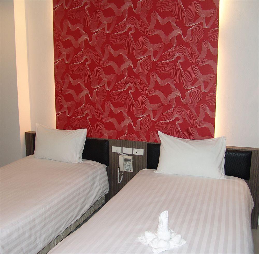 Chill Patong Hotel Esterno foto