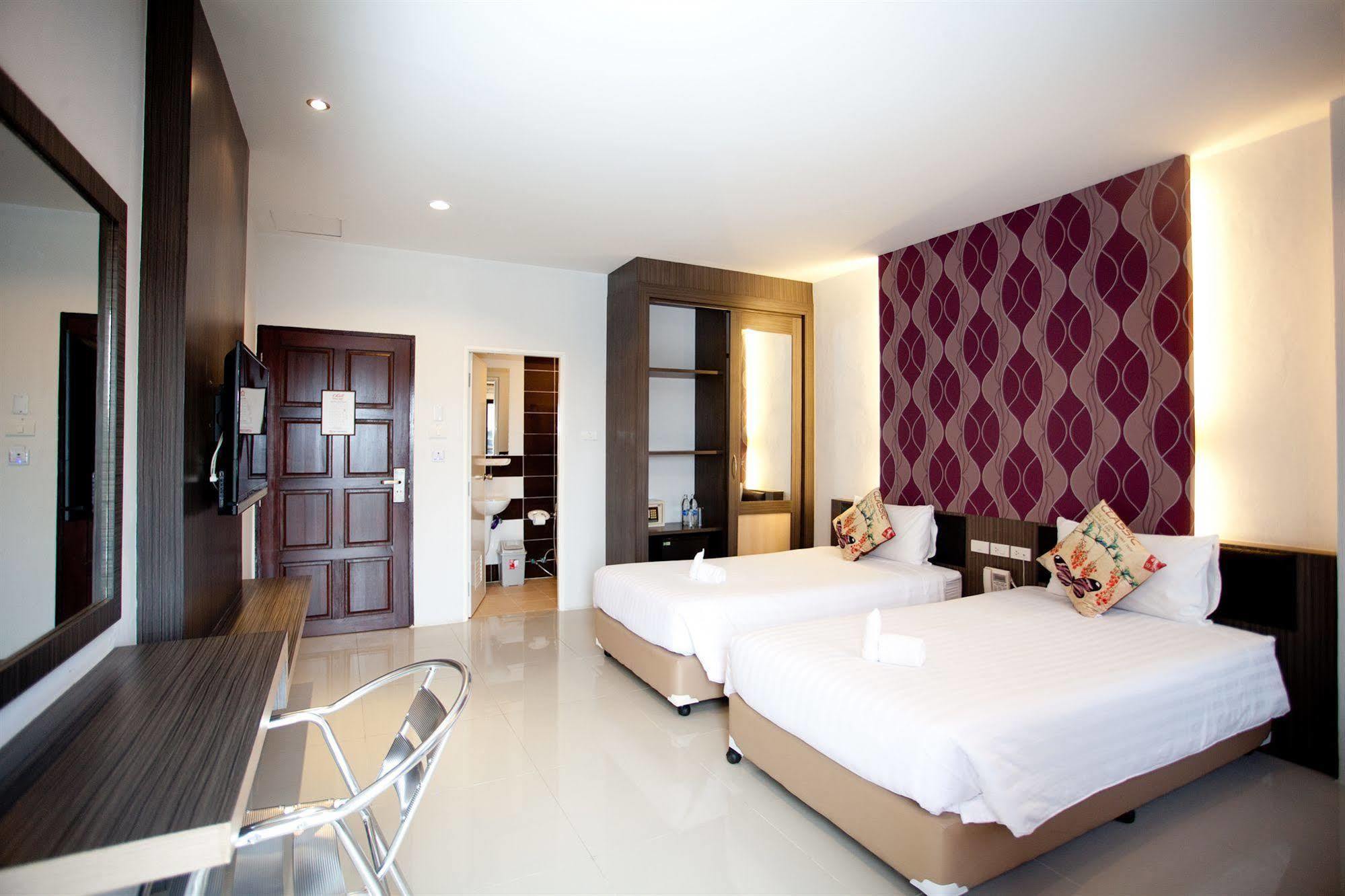 Chill Patong Hotel Esterno foto