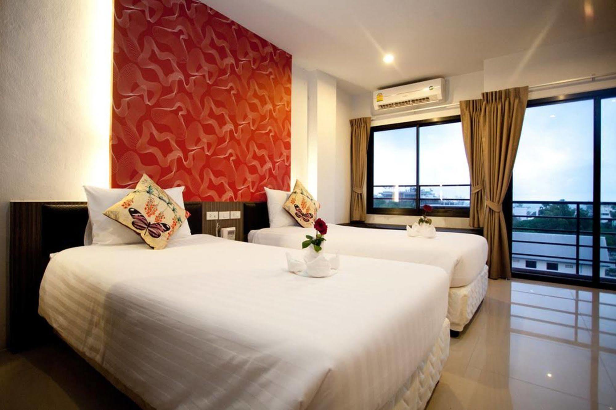 Chill Patong Hotel Esterno foto