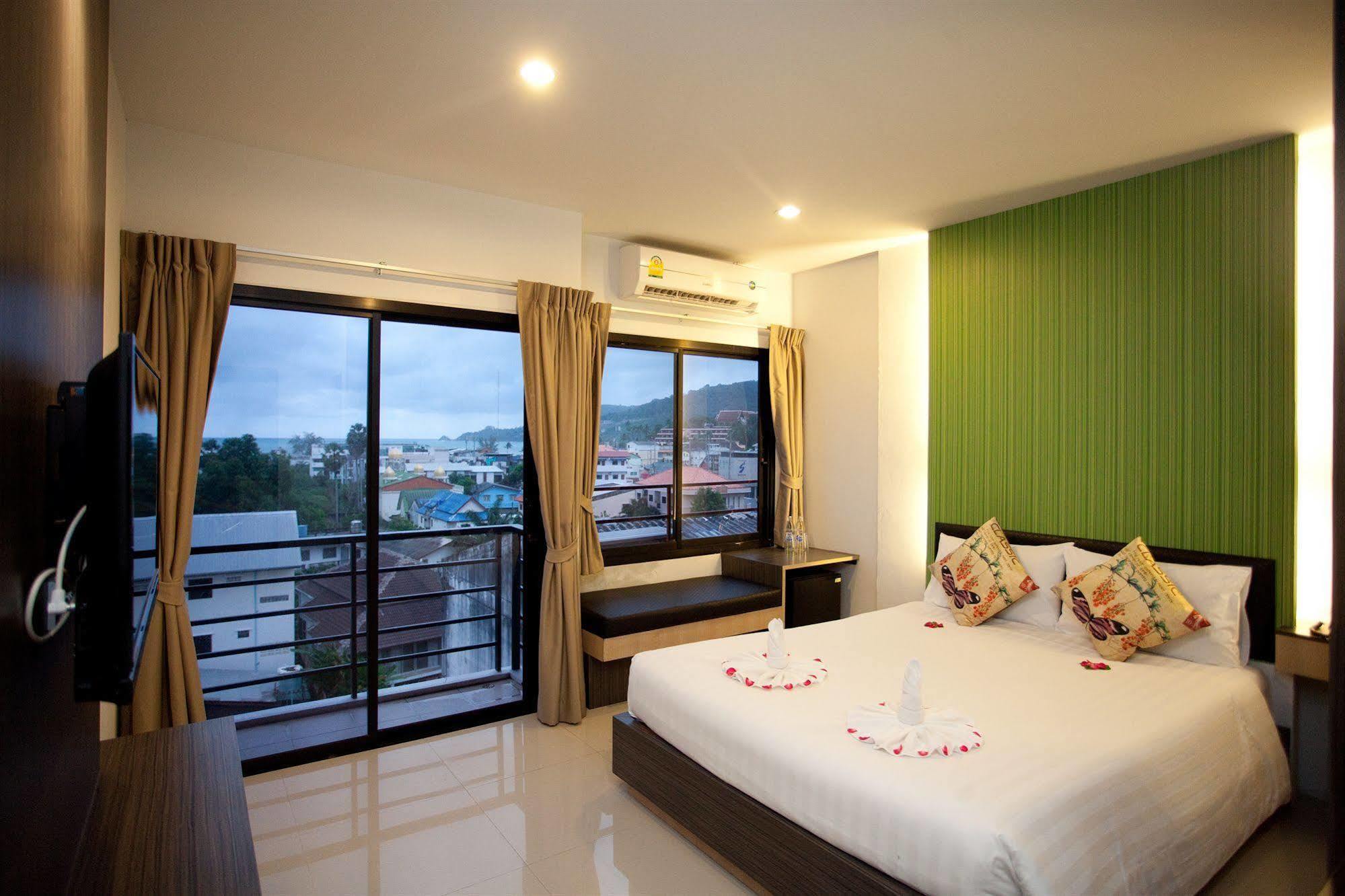 Chill Patong Hotel Esterno foto
