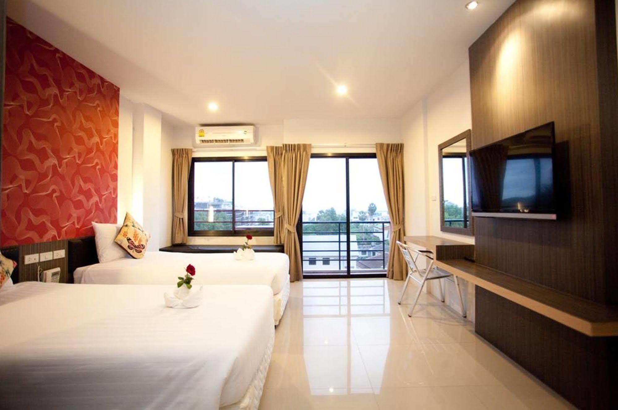 Chill Patong Hotel Esterno foto